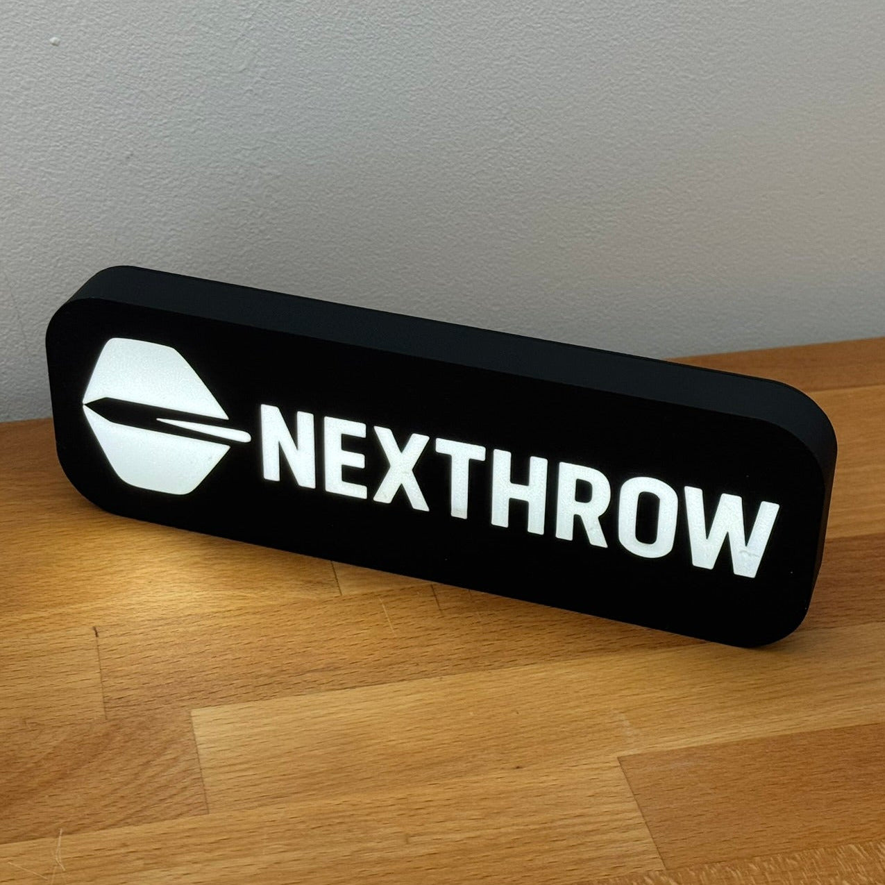 NEXTHROW Lampe mit Logo