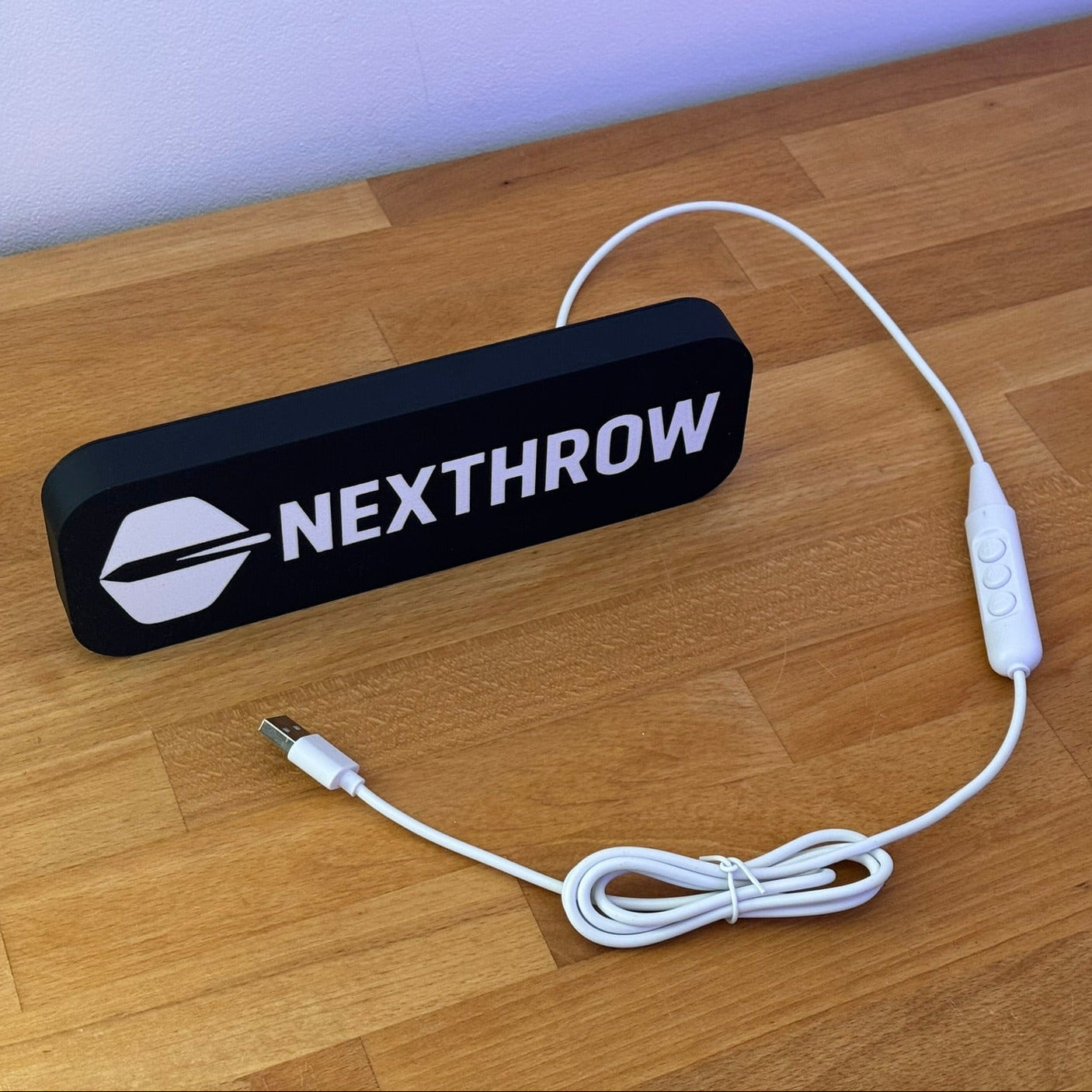 NEXTHROW Lampe mit Logo